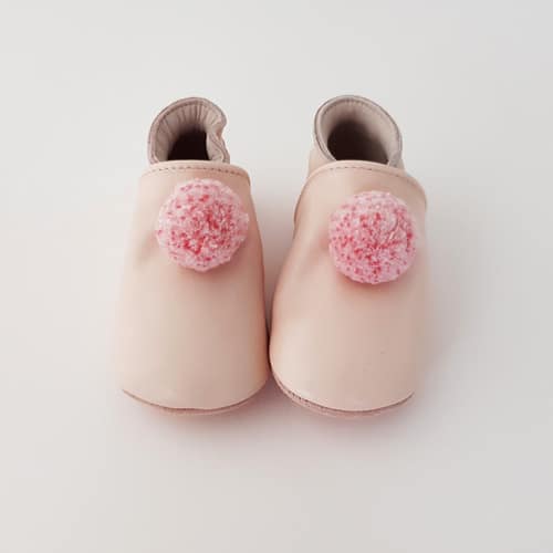 Chaussons bébé à pompons Rose pastel - Lait et Miel - Spécialiste du  chausson pour bébé